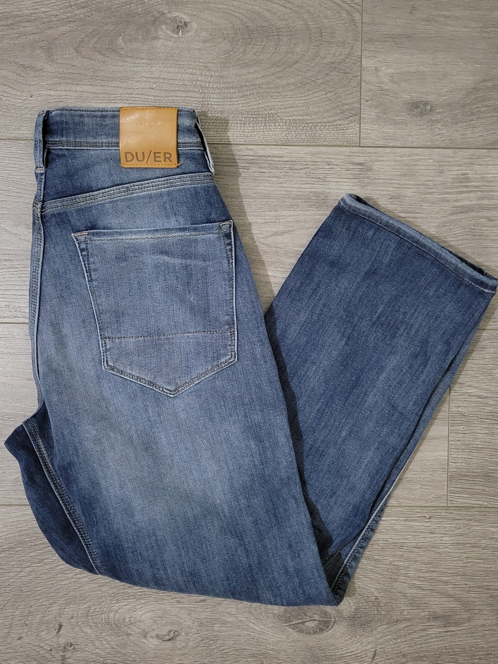 DUER Medium Wash Jeans 30×32 Performance Denim